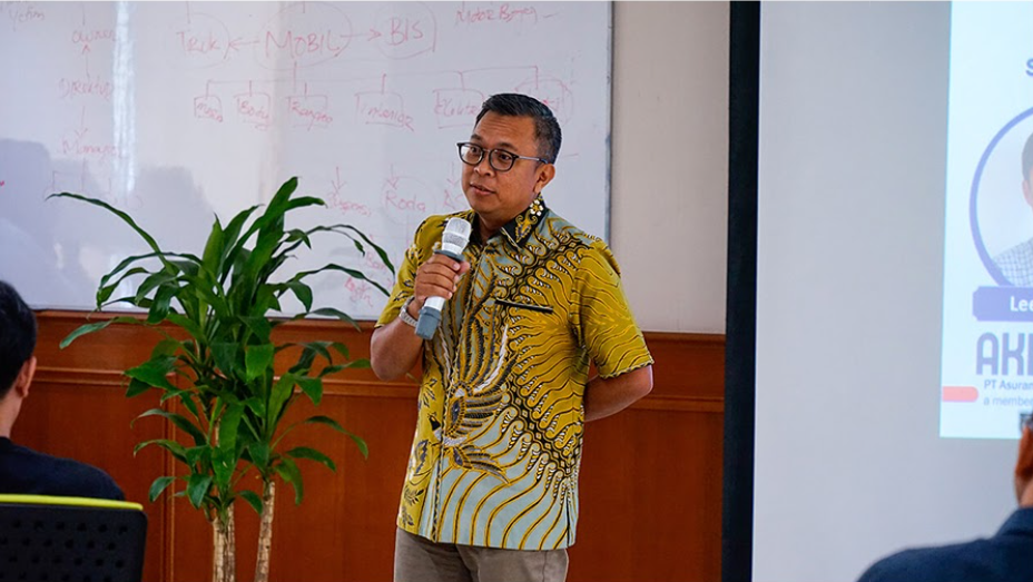 Edi Yoga Prasetyo memberikan presentasi tentang ISO 37001 dalam acara di Tugu Insurance